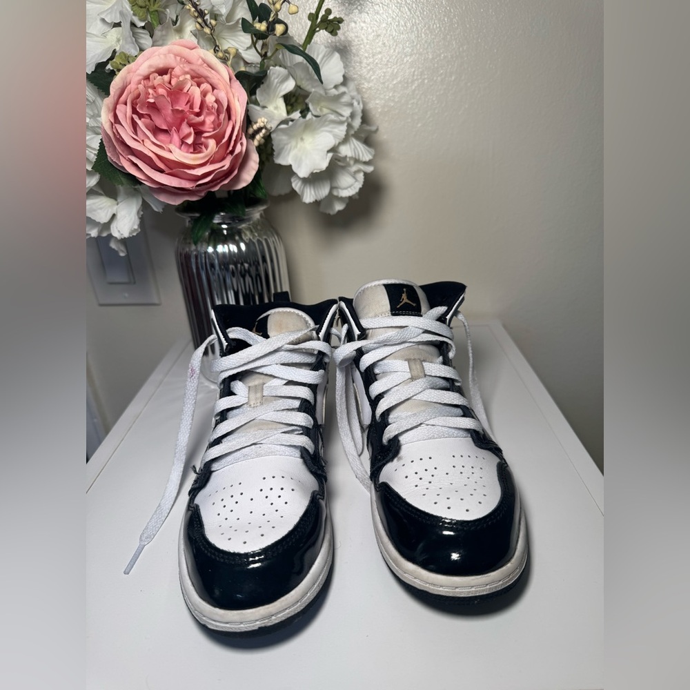 Kids Jordan 1s size 3 Years color black, white and gold. Excellent condition.